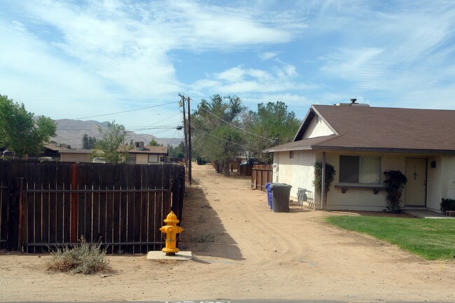 12623 Kiowa Rd in Apple Valley, CA - Foto de edificio - Building Photo