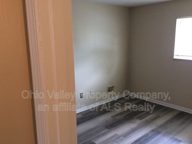3330 Breckenridge Ln in Louisville, KY - Building Photo - Building Photo