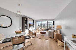 2020 N Lincoln Park W, Unit 30L in Chicago, IL - Building Photo