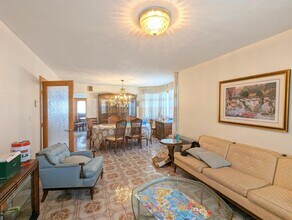 71 Pennsylvania Ave, Unit 2 in Somerville, MA - Foto de edificio - Building Photo