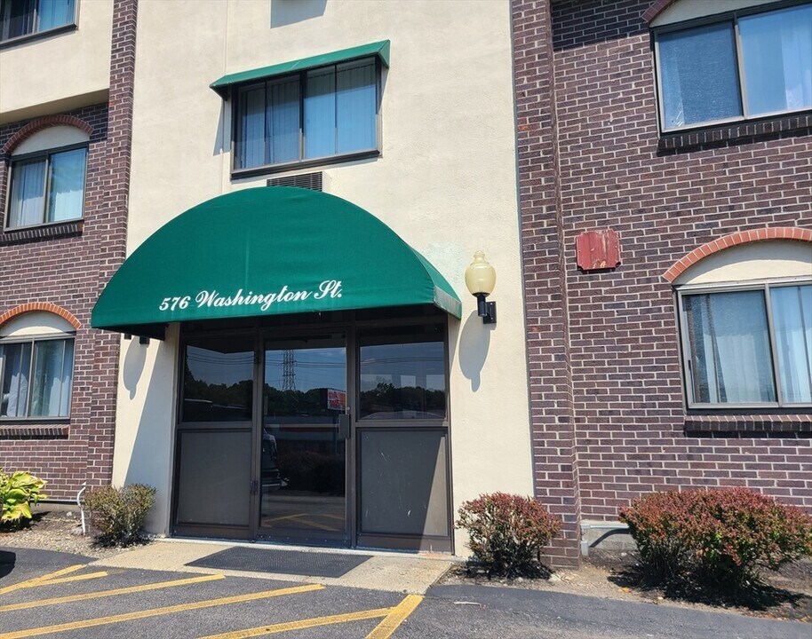 576 Washington St in Weymouth, MA - Building Photo