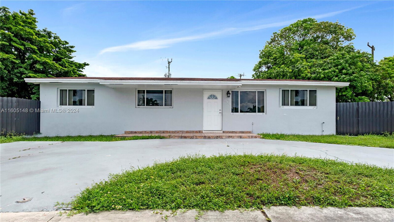 17821 NW 56th Ave in Miami Gardens, FL - Building Photo