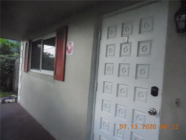 560 SE 23rd Ave-Unit -1 in Pompano Beach, FL - Building Photo - Building Photo