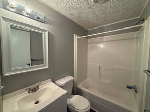 1236 N Oaklane Rd in Springfield, IL - Foto de edificio - Building Photo