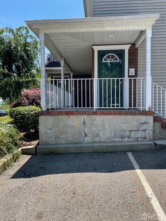 566 Cliff Rd-Unit -C in Sewaren, NJ - Building Photo
