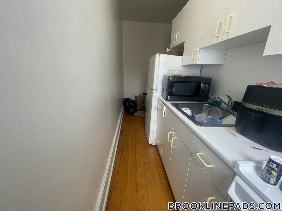 1539 Beacon St in Brookline, MA - Building Photo