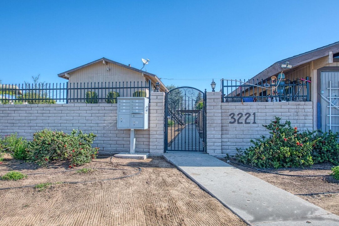 3221 E Normal Ave in Fresno, CA - Building Photo