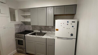 732 Moffett St in Hallandale Beach, FL - Building Photo - Building Photo