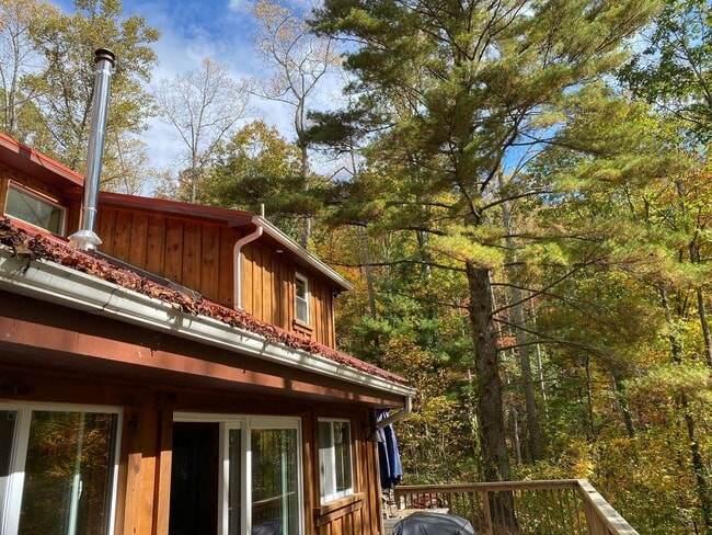 143 Red Huckleberry Ln in Hendersonville, NC - Foto de edificio - Building Photo