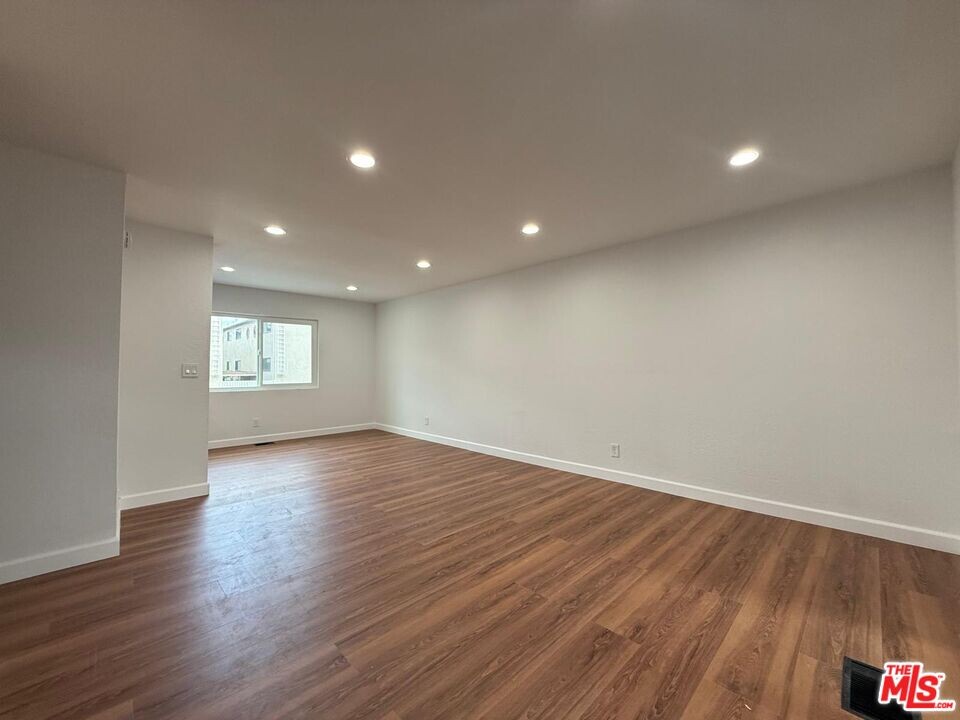 7439 Woodman Ave in Los Angeles, CA - Building Photo