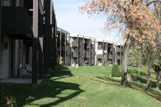 Cedar Cliff Apartments in Bloomington, MN - Foto de edificio - Building Photo