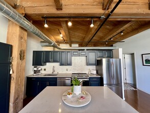 234 E Reservoir Ave, Unit 303 in Milwaukee, WI - Building Photo - Building Photo