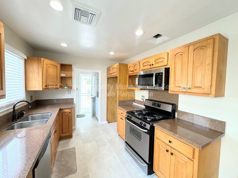 10918 Dalwood Ave in Downey, CA - Building Photo