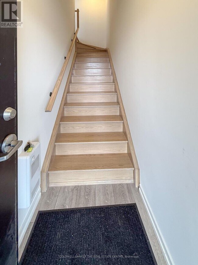 16 Lytham Grn Cir in Newmarket, ON - Building Photo - Building Photo