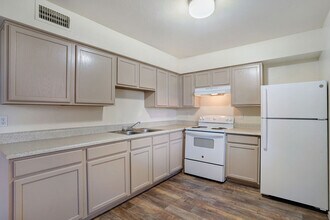 Windrose Villas Apartments in Phoenix, AZ - Building Photo - Building Photo