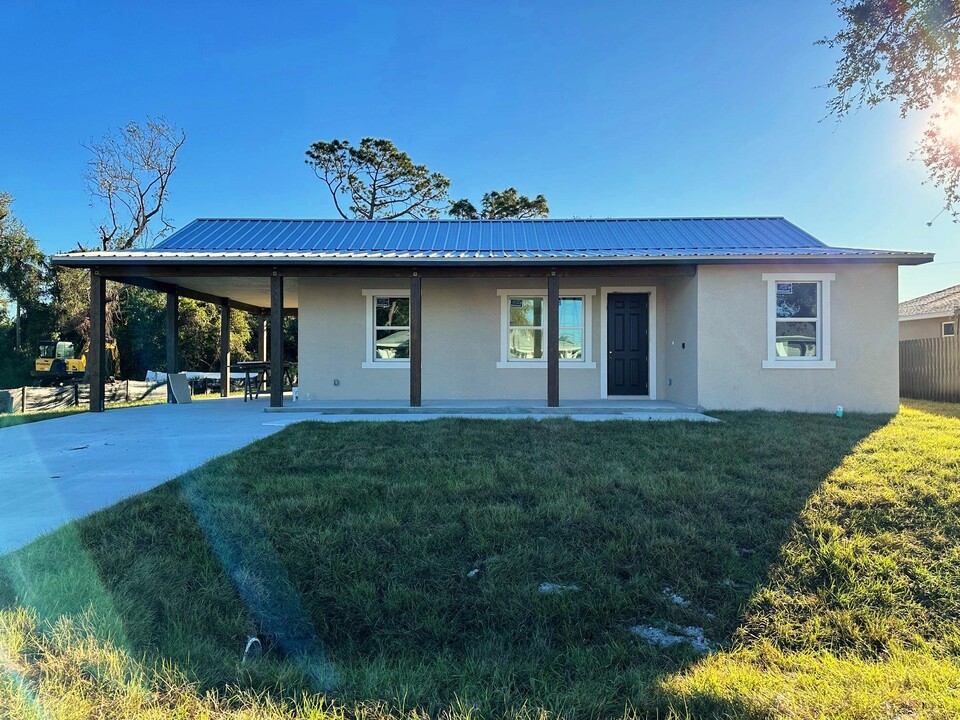 415 Chamber St NW in Port Charlotte, FL - Building Photo