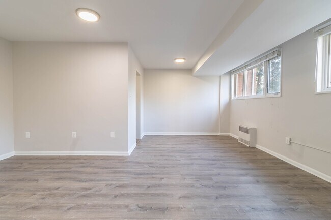 2400 41st St NW, Unit 104 in Washington, DC - Foto de edificio - Building Photo