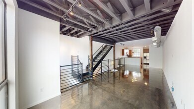 310 S Jensen Dr in Houston, TX - Building Photo - Building Photo