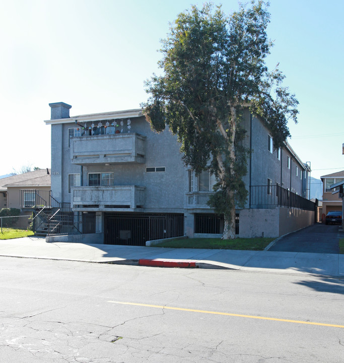 1225 S Lake St in Burbank, CA - Building Photo