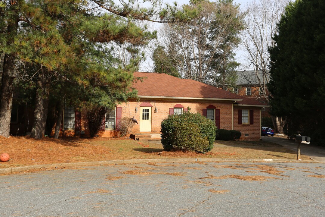 580-590 Grimes Pl in Roswell, GA - Building Photo