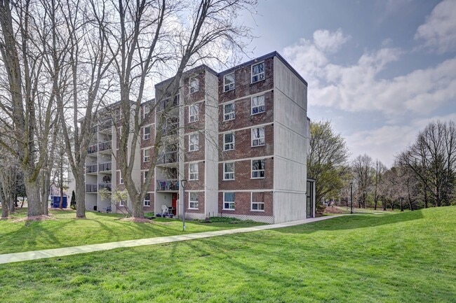 Campell Court Apartments in Stratford, ON - Building Photo - Building Photo