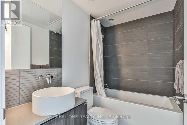 161 Roehampton Ave in Toronto, ON - Building Photo - Building Photo