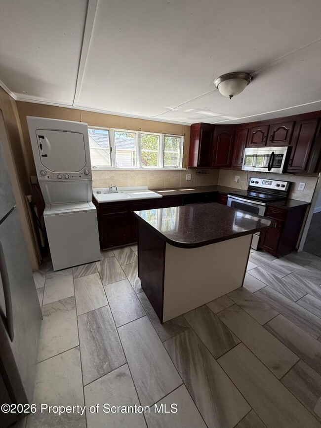 1042 Taylor Ave in Scranton, PA - Foto de edificio - Building Photo