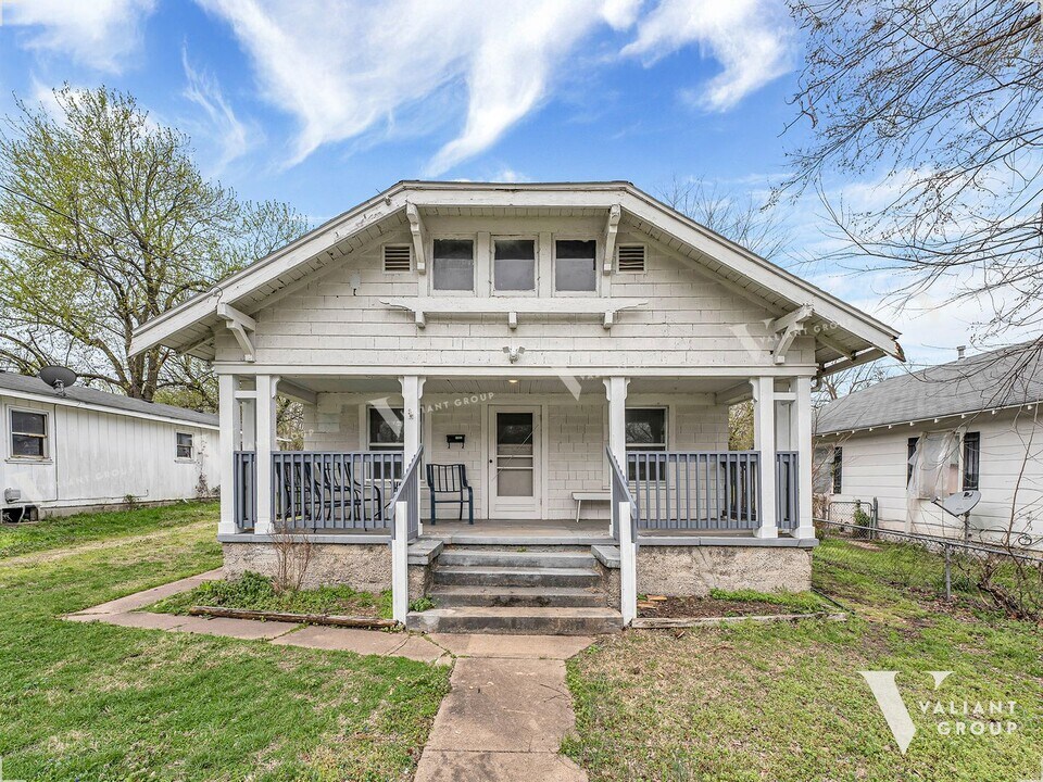 2445 N Main Ave in Springfield, MO - Foto de edificio