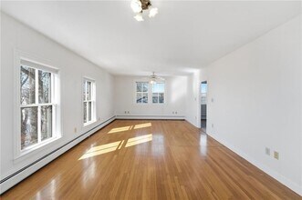 686 Hope St in Bristol, RI - Foto de edificio - Building Photo