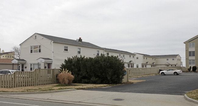 Shoreline Apartments in Hampton, VA - Building Photo - Building Photo