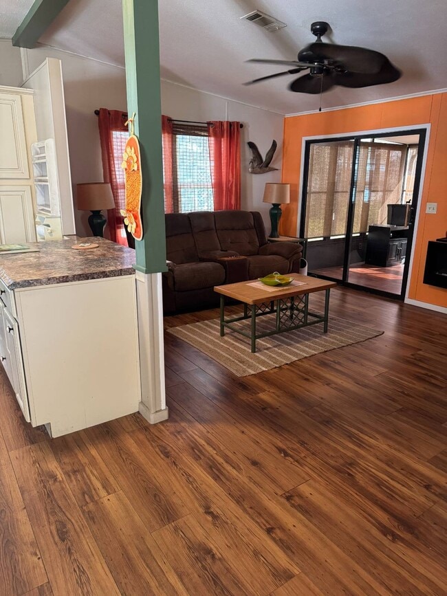 638 N Edgewater Dr in Plant City, FL - Building Photo - Building Photo