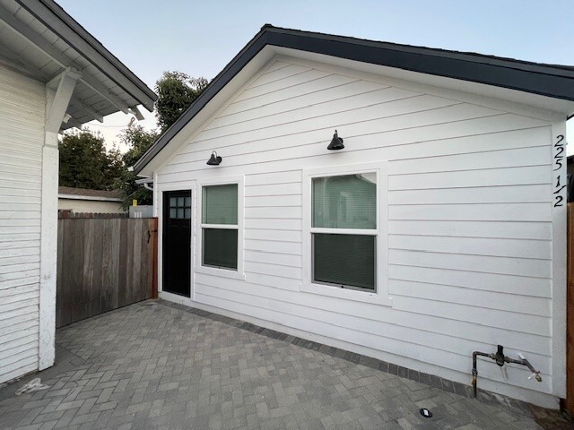 225 W 56th St in Los Angeles, CA - Foto de edificio - Building Photo