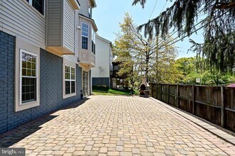 3508 Chambray Way in Falls Church, VA - Foto de edificio - Building Photo