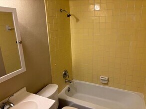 104 Lee Dr in O'Fallon, IL - Building Photo - Building Photo