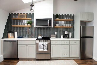 38 Hilltop Ave in Middletown, RI - Building Photo - Building Photo