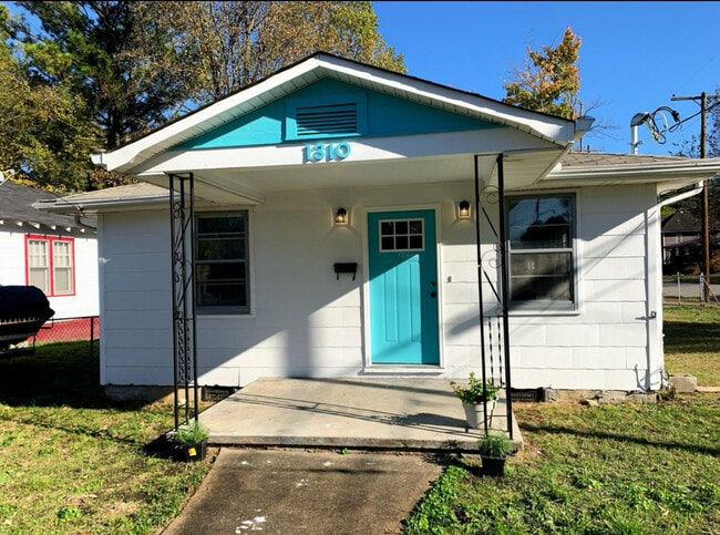 property at 1310 S Lyerly St