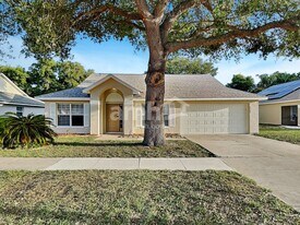 3826 Bayshore Cir in Tavares, FL - Building Photo