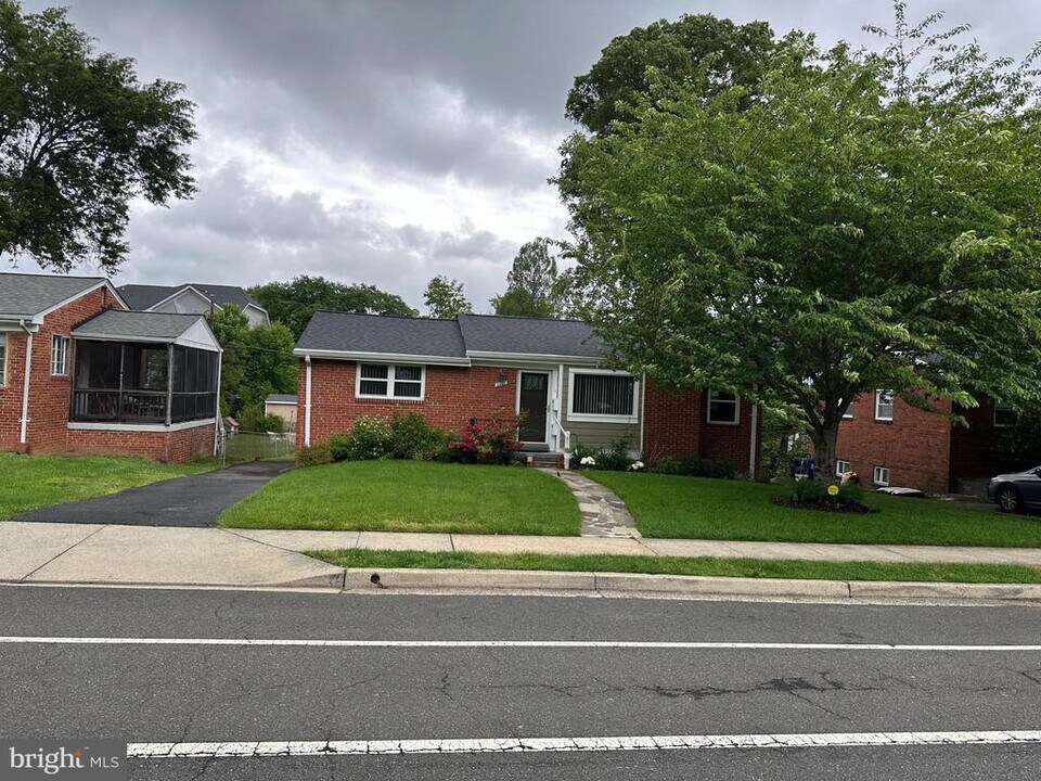 2621 N Sycamore St in Arlington, VA - Building Photo
