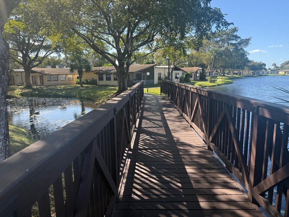 412 Briarwood Cir in Hollywood, FL - Building Photo