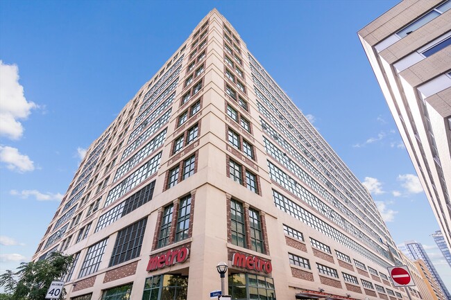 property at 861-155 Dalhousie St