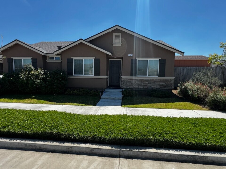 2685 W McComb Ave in Porterville, CA - Building Photo
