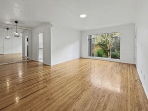 328-330 S Doheny Dr in Beverly Hills, CA - Building Photo - Building Photo