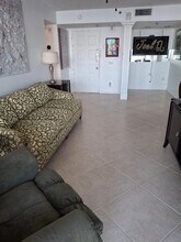 105 Lake Emerald Dr in Oakland Park, FL - Building Photo - Building Photo