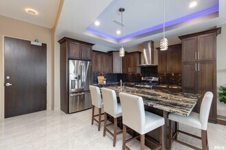 1 Montgomery Dr, Unit 803 in Moline, IL - Foto de edificio - Building Photo