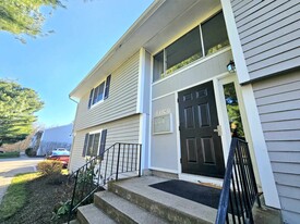 19 Beal's Cove Rd, Unit D in Hingham, MA - Building Photo
