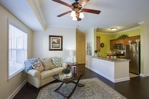 The Reserve at North Dallas in Dallas, TX - Building Photo