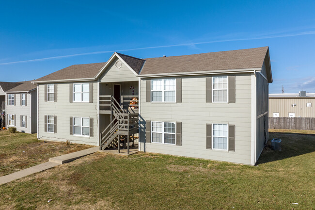 Pinewood Apartments in Gardner, KS - Building Photo - Building Photo