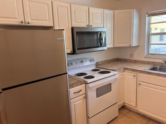 4290 Gulfstream Dr, Unit 16 in Naples, FL - Foto de edificio - Building Photo