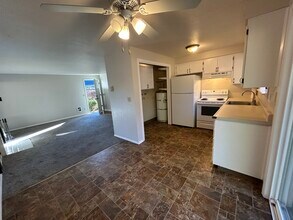 18000 Weaver Ct, Unit 2 Bed in Sandy, OR - Foto de edificio - Building Photo