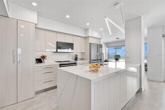 601 Longboat Club Rd in Longboat Key, FL - Foto de edificio - Building Photo